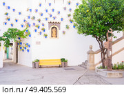 Poble Espanyol cortyard, with traditional for Andalusia white walls and blue pots architecture, Barcelona, Catalonia Spain. Poble Espanyol, Barcelona. Стоковое фото, агентство Ingram Publishing / Фотобанк Лори