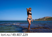 Bikini girl in summer Mediterranean beach having fun with beach hat. Стоковое фото, агентство Ingram Publishing / Фотобанк Лори