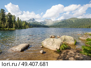 Россия, Красноярский край. Природный парк "Ергаки". Озеро Светлое. Камни на берегу. Стоковое фото, фотограф Иван Аборнев / Фотобанк Лори