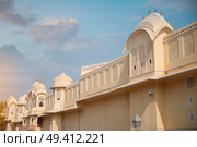 Hawa Mahal  is a harem in the palace complex of the Jaipur Maharaja, built of pink sandstone in the form of the crown of Krishna. Стоковое фото, агентство Ingram Publishing / Фотобанк Лори