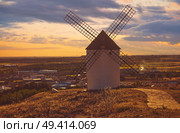 Mota del Cuervo windmills in Cuenca at Castile la Mancha of spain. Стоковое фото, агентство Ingram Publishing / Фотобанк Лори