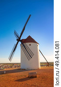 Mota del Cuervo windmills in Cuenca at Castile la Mancha of spain. Стоковое фото, агентство Ingram Publishing / Фотобанк Лори