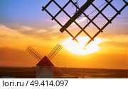 Mota del Cuervo windmills in Cuenca at Castile la Mancha of spain. Стоковое фото, агентство Ingram Publishing / Фотобанк Лори