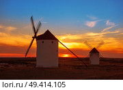 Mota del Cuervo windmills in Cuenca at Castile la Mancha of spain. Стоковое фото, агентство Ingram Publishing / Фотобанк Лори