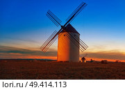 Mota del Cuervo windmills in Cuenca at Castile la Mancha of spain. Стоковое фото, агентство Ingram Publishing / Фотобанк Лори