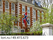 Norwegian Ambassador Residence in London with Flag. London, UK, 7 April 2024. Редакционное фото, фотограф Zydrius Tartenis / Фотобанк Лори