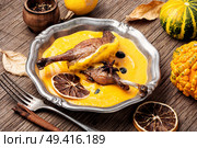 Appetizing roasted duck leg in pumpkin puree.Duck meat. Italian food. Duck legs in pumpkin puree. Стоковое фото, агентство Ingram Publishing / Фотобанк Лори