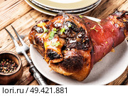 Pork knuckle on wooden surface.Oktoberfest menu.Baked pork knuckle. Roasted pork knuckle. Стоковое фото, агентство Ingram Publishing / Фотобанк Лори