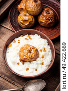 Traditional rice porridge on milk with apples. Rice porridge with apples. Стоковое фото, агентство Ingram Publishing / Фотобанк Лори