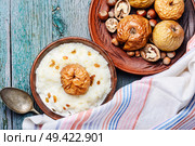 Traditional rice porridge on milk with apples. Rice porridge with apples. Стоковое фото, агентство Ingram Publishing / Фотобанк Лори