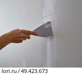 laminated plasterboard plastering join detail spatula and hand. Стоковое фото, агентство Ingram Publishing / Фотобанк Лори