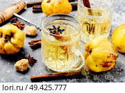 Apple cider with fresh apples on rustic background.Refreshing apple cider. Apple cider cocktail. Стоковое фото, агентство Ingram Publishing / Фотобанк Лори