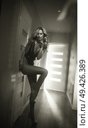 Sensual blond woman in a romantic apartment. Стоковое фото, агентство Ingram Publishing / Фотобанк Лори