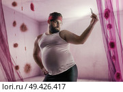 Funny portrait of a plump guy taking a selfie. Стоковое фото, агентство Ingram Publishing / Фотобанк Лори