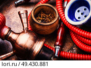 Turkish hookah .Smoking turkish shisha.Tobacco in a snuffbox and hookah. Smoking shisha with tobacco. Стоковое фото, агентство Ingram Publishing / Фотобанк Лори