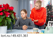 Teenage girl ignoring her mother before Christmas. Стоковое фото, фотограф Яков Филимонов / Фотобанк Лори