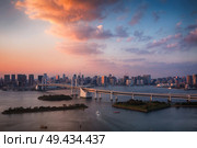 Tokyo skyline with Tokyo Tower and Rainbow Bridge at sunset in Tokyo, Japan. Tokyo skyline with Tokyo Tower and Rainbow Bridge at sunset in Japan. Стоковое фото, агентство Ingram Publishing / Фотобанк Лори