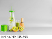 Healthy matcha espresso and iced matcha fusion latte in bottle with drinking straw and matcha tee in tin can. Antioxidant boost beverages. Detox and clean eating concept. Summer refreshing beverages. Стоковое фото, агентство Ingram Publishing / Фотобанк Лори
