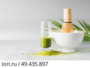 Healthy green matcha espresso in glass standing on table at light gray wall background. Clean eating, detox beverage, dairy food concept. Antioxidant boost drink. Стоковое фото, агентство Ingram Publishing / Фотобанк Лори