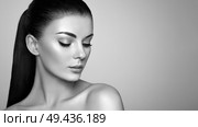 Beautiful Young Woman with Clean Fresh Skin. Perfect Makeup. Beauty Fashion. Eyelashes. Cosmetic Eyeshadow. Highlighting. Cosmetology, Beauty and Spa. Стоковое фото, агентство Ingram Publishing / Фотобанк Лори