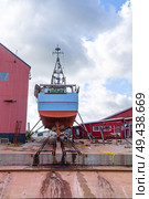 Boat on land at the docks ready to be launched into the water. Стоковое фото, агентство Ingram Publishing / Фотобанк Лори