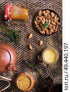 flat lay still life with honey and  nuts . Стоковое фото, агентство Ingram Publishing / Фотобанк Лори