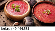 Cold summer beets soup on wooden table. Beetroot creamy soup. Стоковое фото, агентство Ingram Publishing / Фотобанк Лори