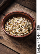 Organic mung beans on ceramic bowl. Natural food ingredients. Mung bean green crushed. Стоковое фото, агентство Ingram Publishing / Фотобанк Лори