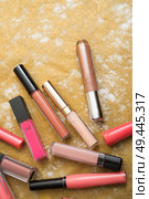 lip gloss in assortiment around golden backround. Стоковое фото, агентство Ingram Publishing / Фотобанк Лори