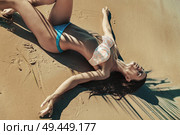 Relaxed young woman taking a lovely sunbath. Стоковое фото, агентство Ingram Publishing / Фотобанк Лори