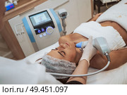 Woman getting cosmetic procedures at beauty center. Стоковое фото, агентство Ingram Publishing / Фотобанк Лори