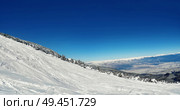 Mass downhill skiing on Todorka mountain, Bansko ski resort, Bulgaria. Стоковое фото, агентство Ingram Publishing / Фотобанк Лори
