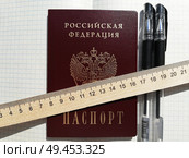 Сдача ЕГЭ и ОГЭ по математике: паспорт, две черные гелиевые ручки, линейка на тетради в клетку. Стоковое фото, фотограф Ольга Дерябина / Фотобанк Лори