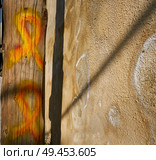 Catalonia yellow ribbon tie sign asking for freedom to politic prisioners. Стоковое фото, агентство Ingram Publishing / Фотобанк Лори