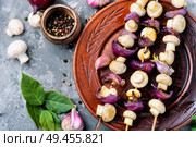 Grilled mushrooms on wooden skewers. Vegetable shish kebab. Skewers of grilled vegetables. Стоковое фото, агентство Ingram Publishing / Фотобанк Лори
