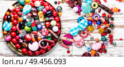 Hobby, handmade.Variety of shapes and colors to make bead necklace. Beads or colorful beads. Стоковое фото, агентство Ingram Publishing / Фотобанк Лори