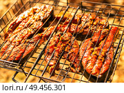 grilling salmon steak with ginger marinade in grid over barbecue. Top view grilled salmon on flaming braai. Стоковое фото, агентство Ingram Publishing / Фотобанк Лори