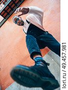 Young black man man kicking towards the ground. Lifestyle concept.. Young black man man kicking towards the ground. Стоковое фото, агентство Ingram Publishing / Фотобанк Лори