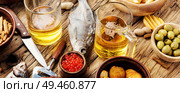 Glasses of fresh beer and salty snacks.Chips, fish, beer sausages on the table.Football fan party. Lager beer and snacks. Стоковое фото, агентство Ingram Publishing / Фотобанк Лори