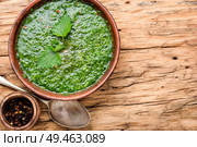 Nettle soup in bowl on wooden surface.Green nettle soup. Russian traditional nettle soup. Стоковое фото, агентство Ingram Publishing / Фотобанк Лори