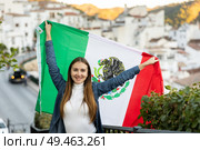 Hapy footbal fan woman waving the flag of Mexican on street. Стоковое фото, фотограф Яков Филимонов / Фотобанк Лори