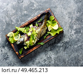 Baked trout with avocado. Baked fish with lettuce and avacado. Baked fish with avocado. Стоковое фото, агентство Ingram Publishing / Фотобанк Лори