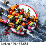 Vegetable kebabs with peppers, mushrooms, zucchini and tomatoes.Vegetarian skewers. Skewers of grilled vegetables. Стоковое фото, агентство Ingram Publishing / Фотобанк Лори