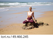 Caucasian woman practicing yoga at seashore. Young female doing lotus pose in the beach in Cadiz, Andalusia, Spain.. Caucasian blonde woman practicing yoga in the beach. Стоковое фото, агентство Ingram Publishing / Фотобанк Лори