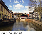 Colorful romantic city Strasbourg, France, Alsace. Traditional timbered houses near the river. Medieval home facade, historic town. Beautiful idyllic architecture reflected in water in a sunny day. Стоковое фото, агентство Ingram Publishing / Фотобанк Лори