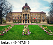 Green grass and flowers in front of Palais du Rhin. Strasbourg Republic Square (Place de la Republique). Prussian architecture Palace. Стоковое фото, агентство Ingram Publishing / Фотобанк Лори