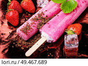 Strawberry ice cream and fresh berries.Ice cream sundae. Homemade strawberry ice cream. Стоковое фото, агентство Ingram Publishing / Фотобанк Лори