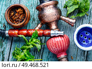 East smoking hookah with mint flavor.Shisha mint tobacco.Shisha hookah with spearmint. Smoking hookah with mint. Стоковое фото, агентство Ingram Publishing / Фотобанк Лори