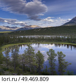 Reflection of clouds and trees in North Saskatchewan River, David Thompson Highway, Clearwater County, Alberta, Canada. Стоковое фото, агентство Ingram Publishing / Фотобанк Лори
