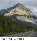 Sunlight on mountain peak, seen from Icefields Parkway, Jasper, Alberta, Canada. Стоковое фото, агентство Ingram Publishing / Фотобанк Лори
